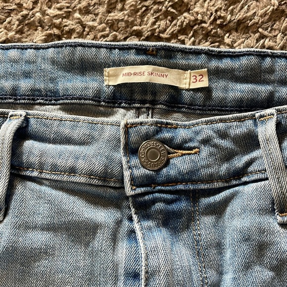 Levi’s Mid Rise - Picture 2 of 4